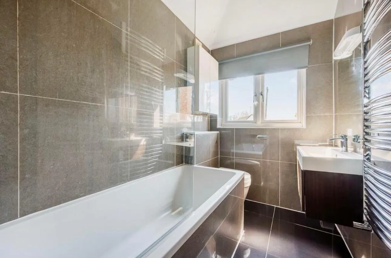 Exquisite Home Away From Home Greenford  0*, Greenford (Greater London)