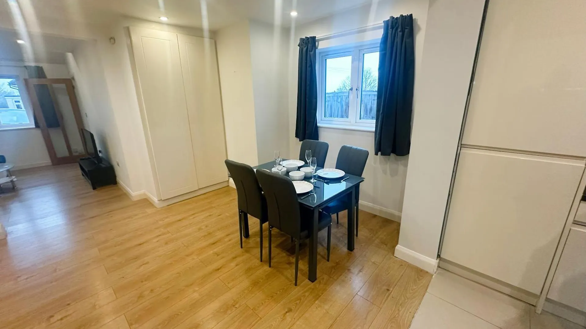 Exquisite Home Away From Home Greenford  Apartament