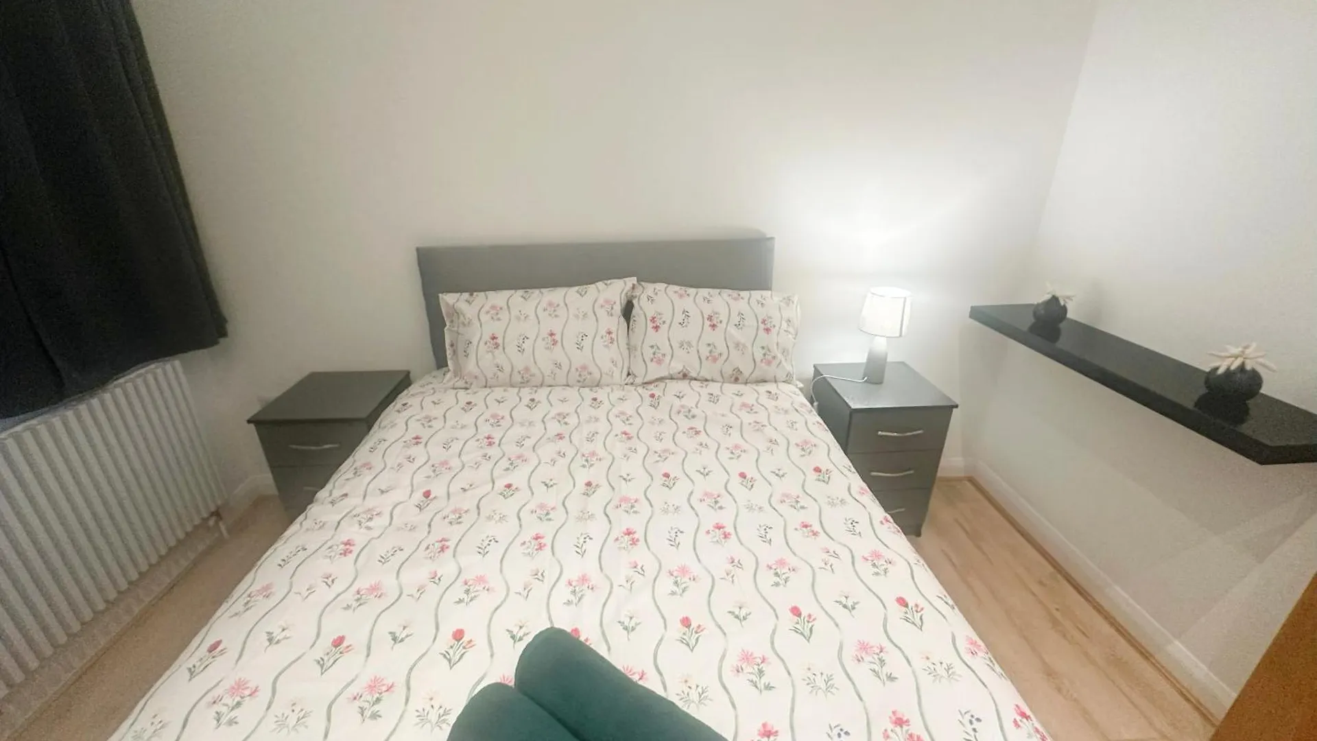 Exquisite Home Away From Home Greenford  Apartament