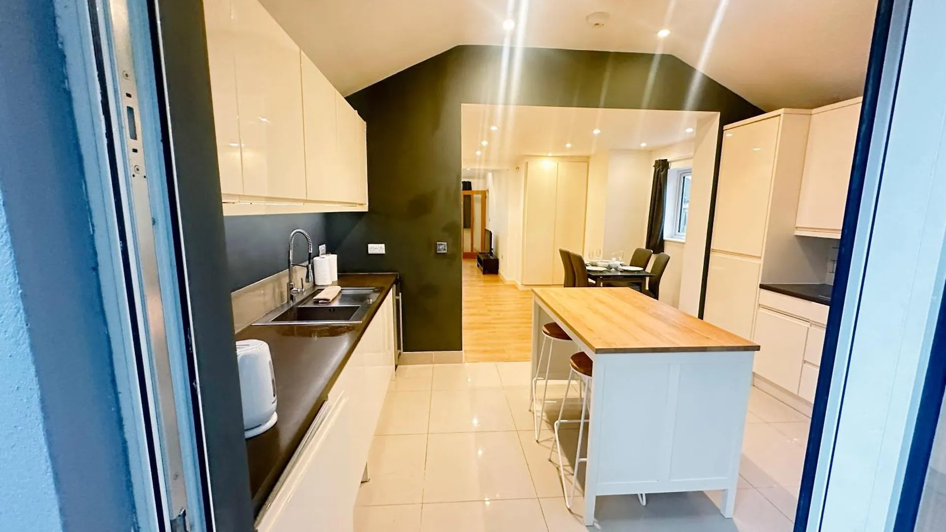 Exquisite Home Away From Home Greenford  0*, Greenford (Greater London) Wielka Brytania